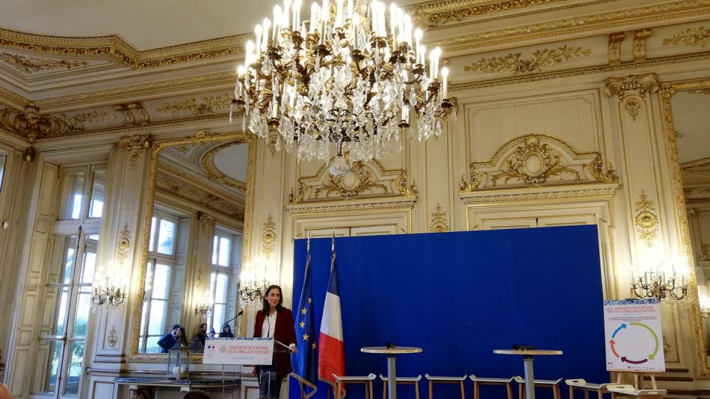 Brune Poirson,  ministre de la Transition écologique et solidaire, au pacte plastique.