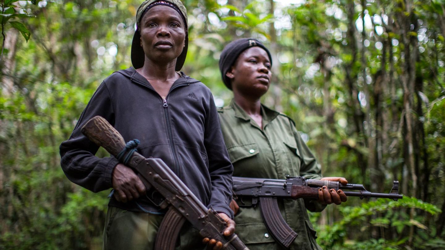 Nana Imbile (à gauche) et Karin (à droite), en patrouille dans le parc national Salonga en République Démocratique du Congo