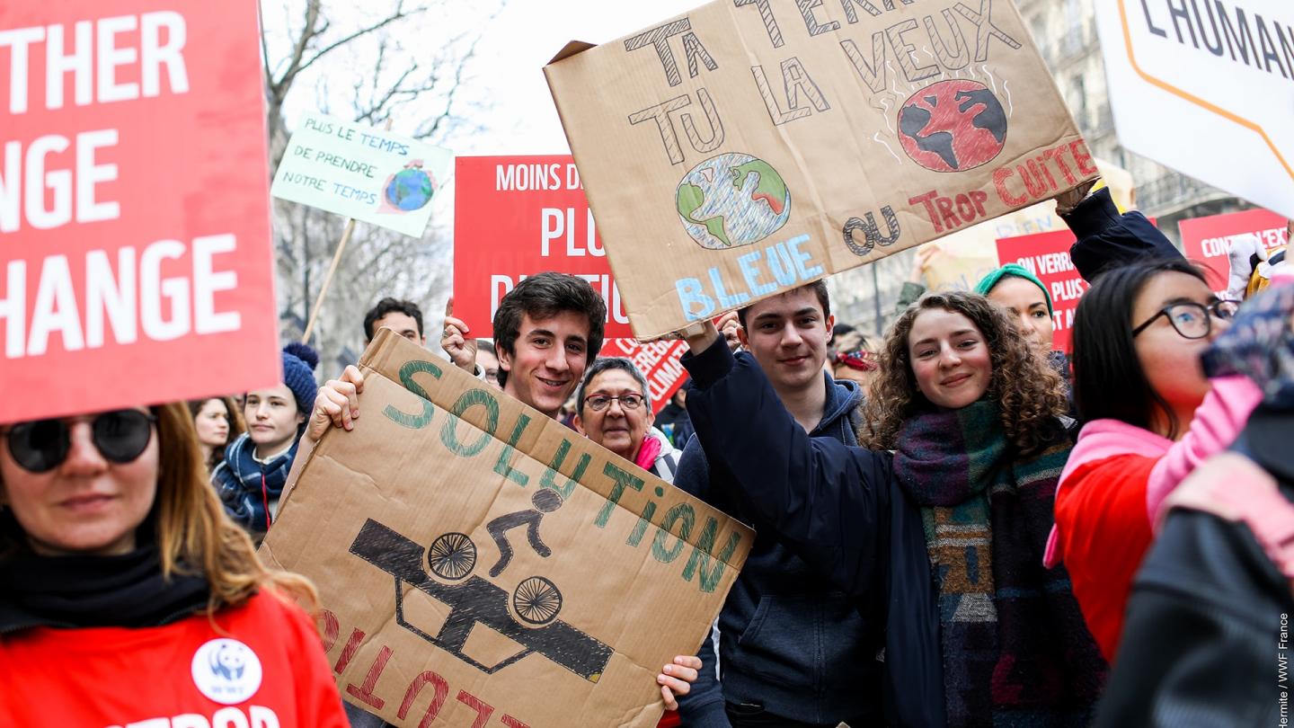 Des citoyens participent à la Marche du siècle à Paris