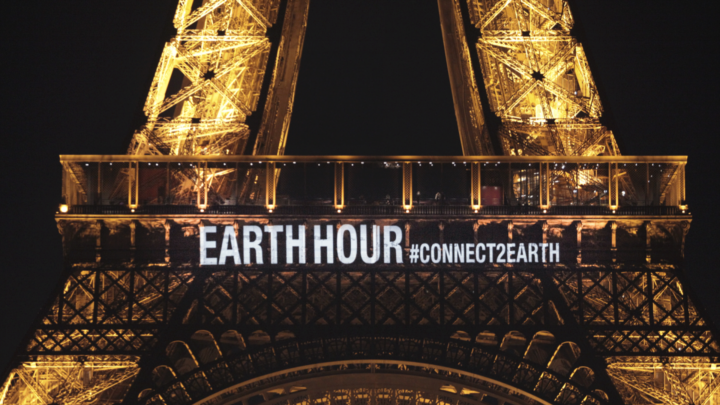 Earth Hour est inscrit sur la Tour Eiffel, quelques heures avant que celle-ci s'éteigne, le 30 mars à 20h30