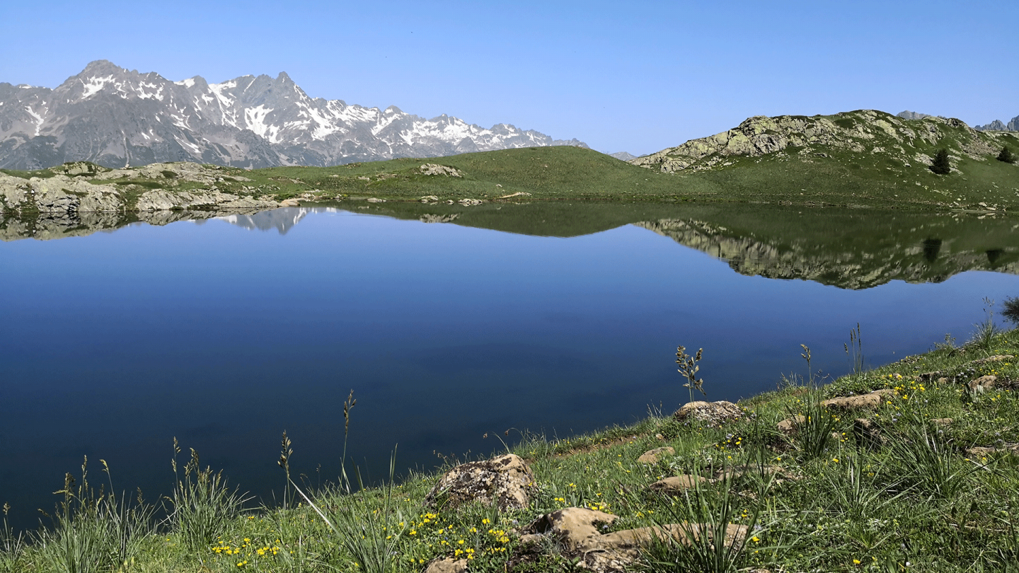 Le Lac Besson situé à 2060 mètres d'altitude au-dessus de l'Alpe d'Huez