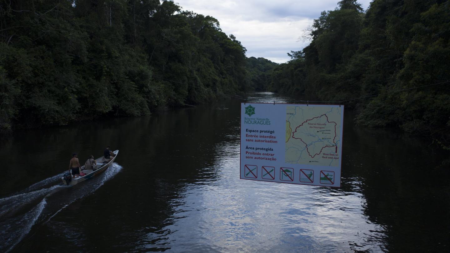 Entrée de la Réserve des Nouragues en Guyane
