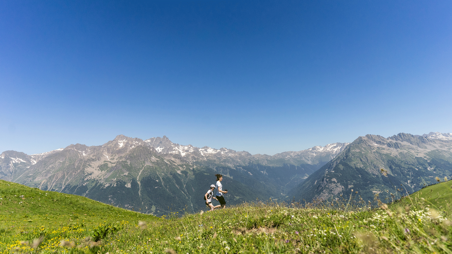 Deux pandathlètes courent dans les montagnes durant le pandathlon 2019