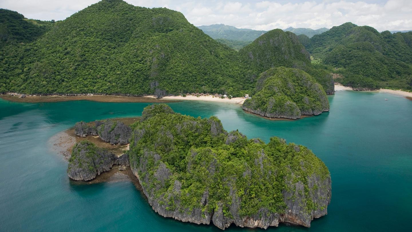 Vue aérienne de la côte et des îles de Camarines Sur, Bicol, Philippines.