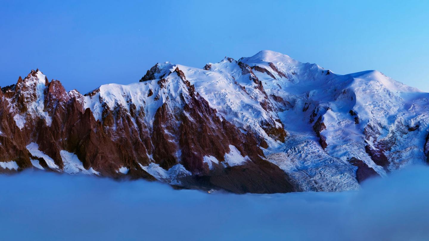 La chaîne de montagne enneigé des Alpes