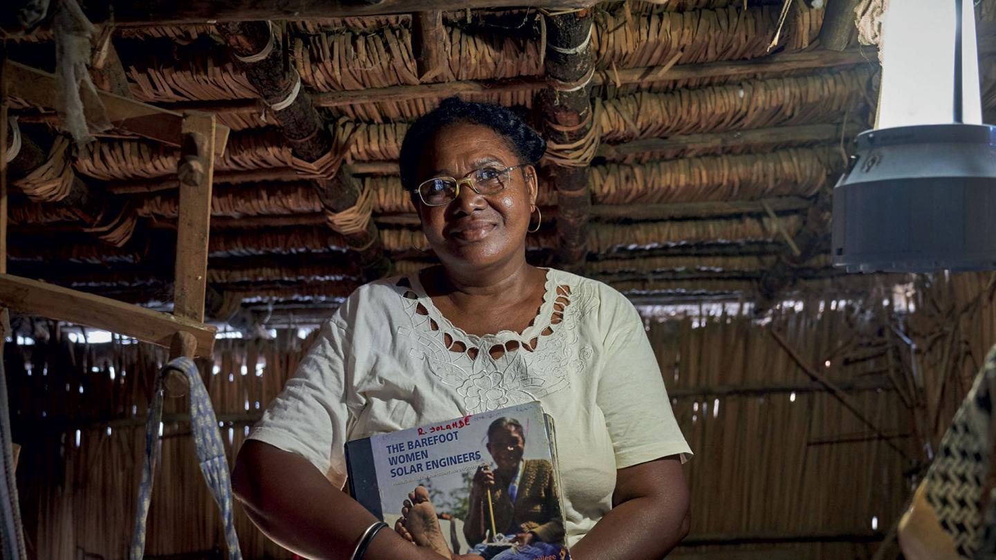 Yolande, une grand-mère "solaire"  tient son livre d'apprentissage du Barefoot college (Madagascar) 