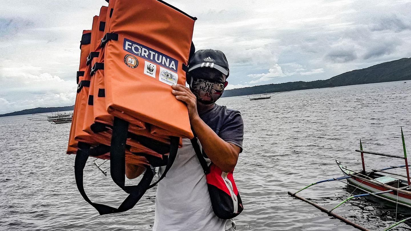 Livraison de glacières Fortuna aux pêcheurs de Bicol