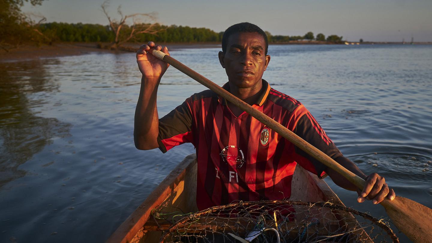 Pêcheur de crabes près du village de Beanjavilo (Madagascar)