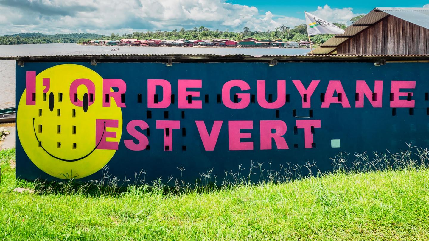 Bâtiment sur le fleuve transfrontalier du Haut-Maroni, Guyane