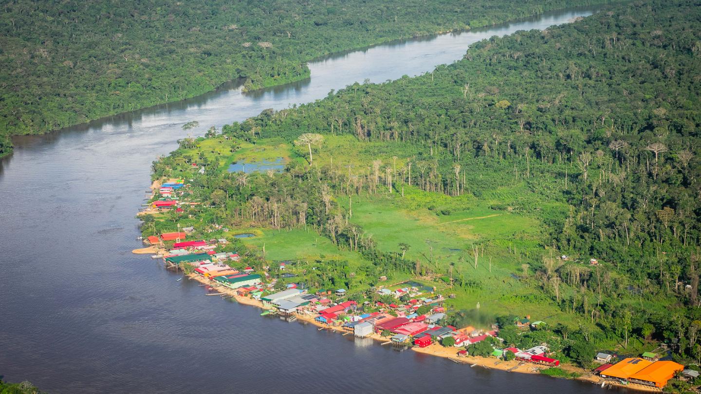 Vue aérienne du fleuve Haut-Maroni entre la Guyane et le Suriname
