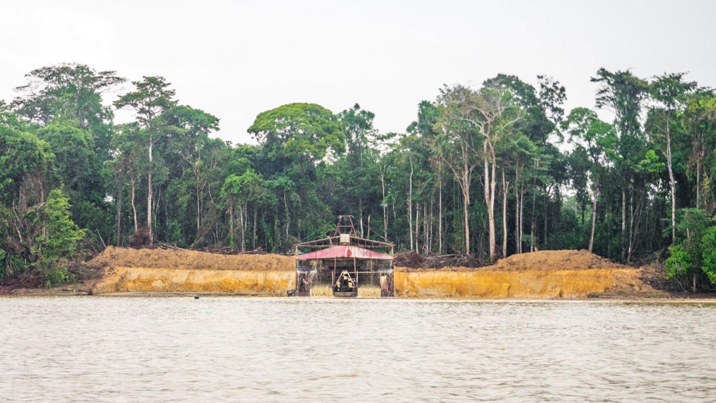 Une barge d'orpaillage sur le fleuve du Haut-Maroni, entre la Guyane et le Suriname.