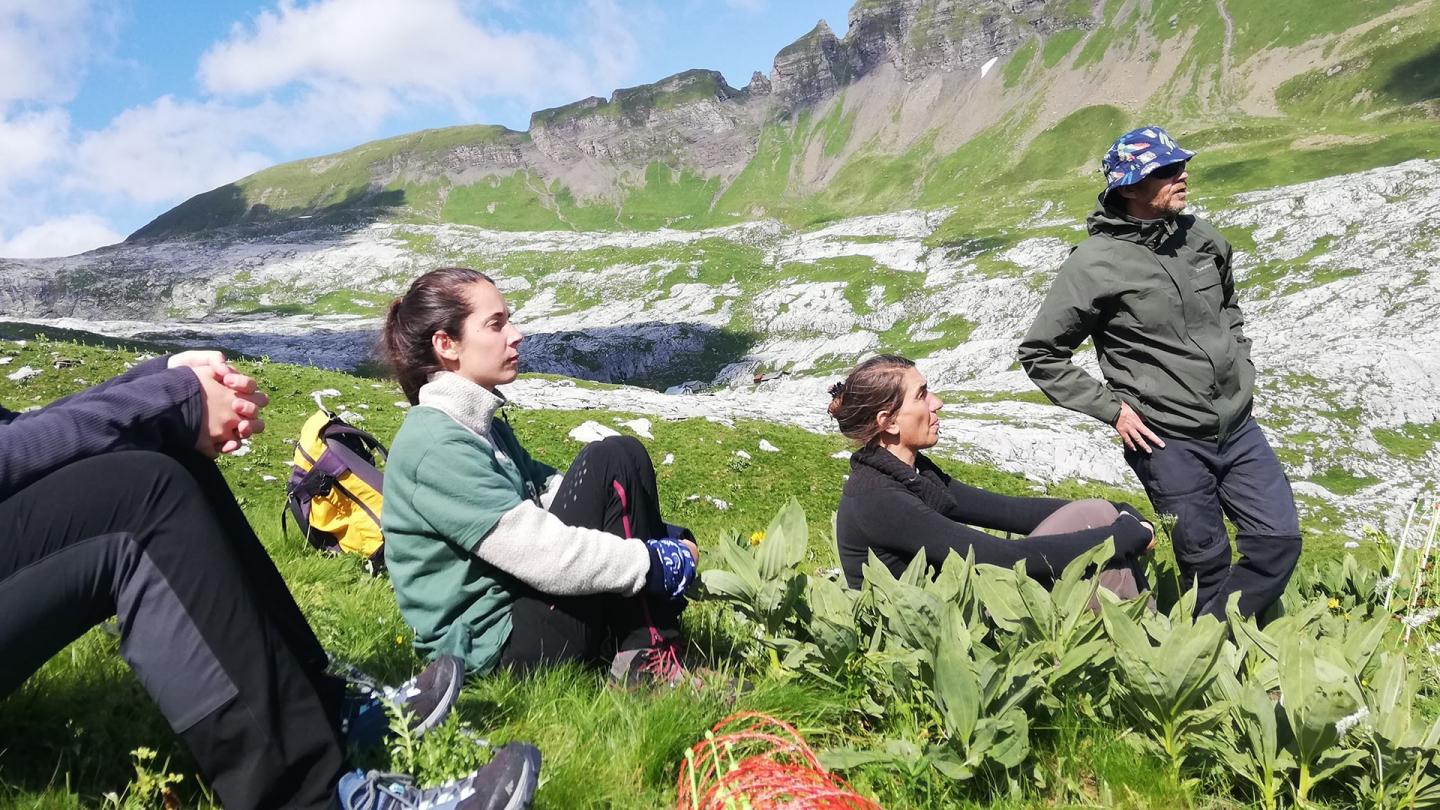 Des bénévoles sont assis dans un alpage en Haute-Savoie (France)