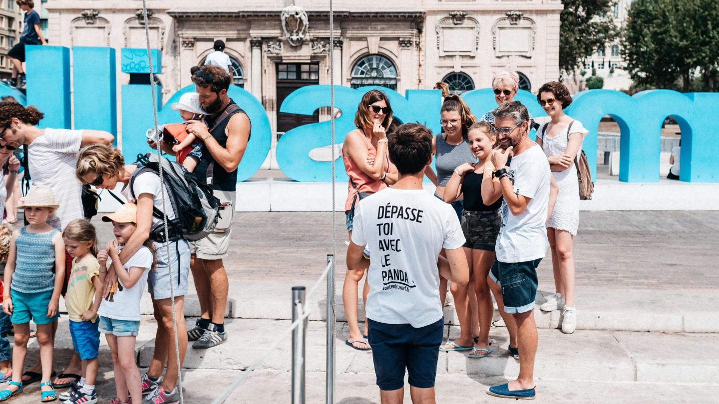 Plusieurs personnes écoutant un intervenant du WWF France