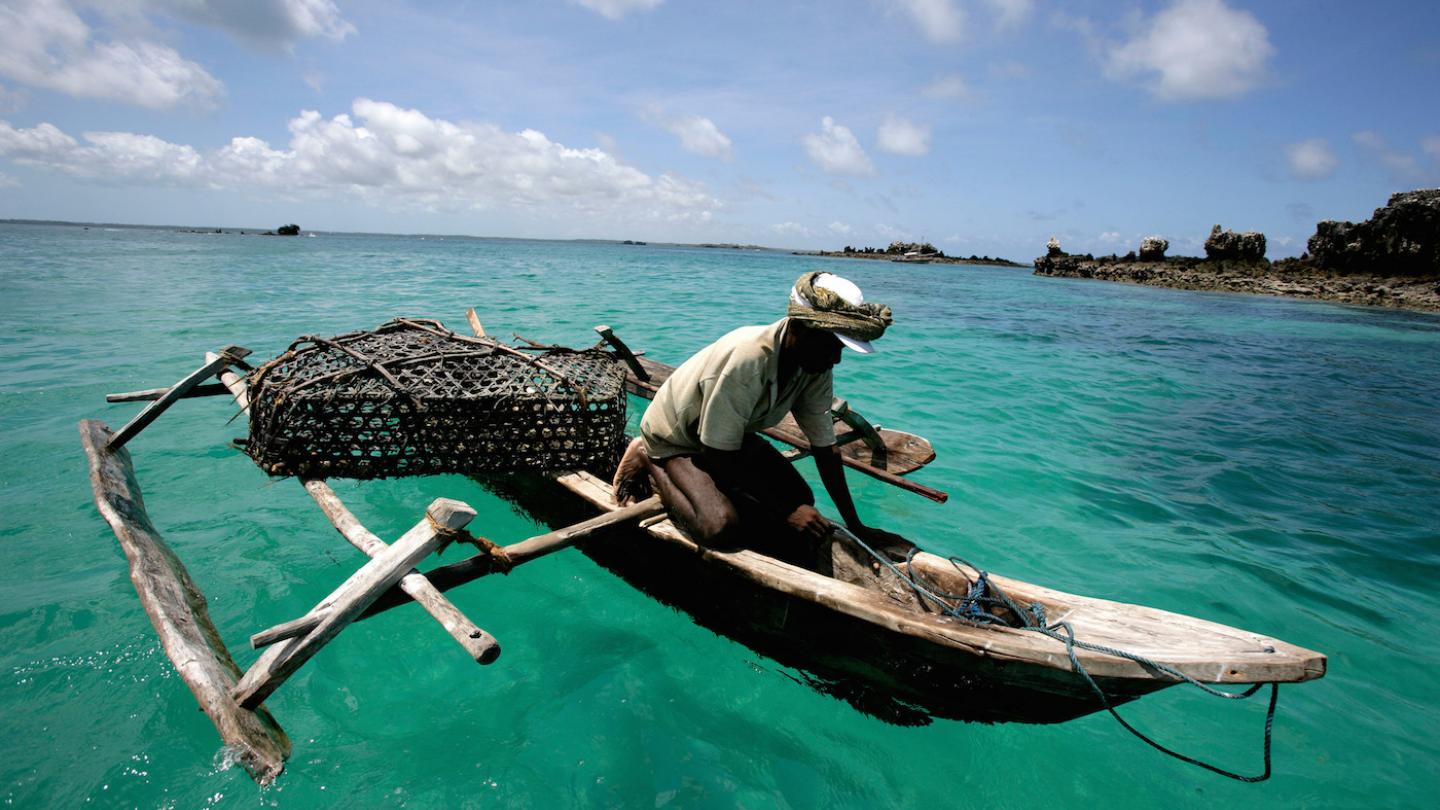 Un pêcheur dans la réserve marine de l'île Mafia (Tanzanie)
