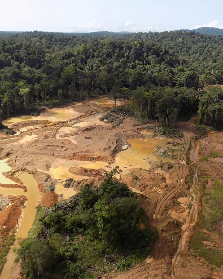 Vue aérienne en Guyane d'un site d'orpaillage illégal