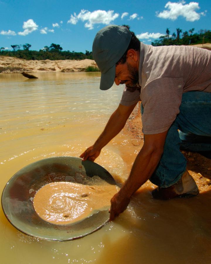 Chercheur d'or dans la forêt amazonienne