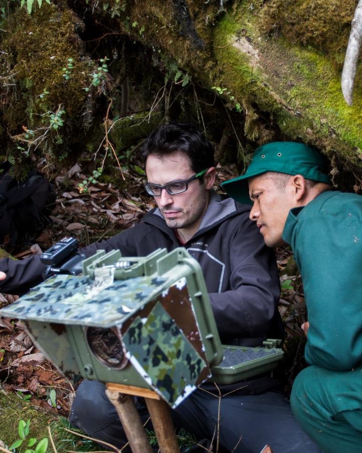 Emmanuel Rondeau and Dorji Duba, ranger, devant un camera trap censé prendre des photos du tigre (Bhutan)