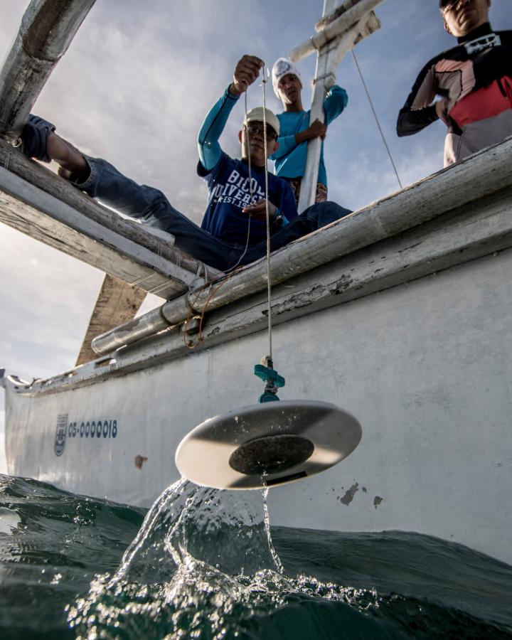 Andrea et Ronnel échantillonnent le plancton dans le cadre du projet de gestion intégrée de conservation de Donsol et des requins-baleines aux Philippines.