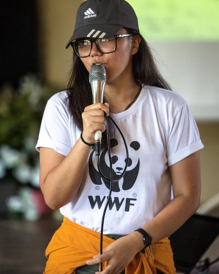Intervenante du WWF dans une école dans le cadre d'un programme de sensibilisation à l'importance de l'écosystème marin, Donsol, Philippines