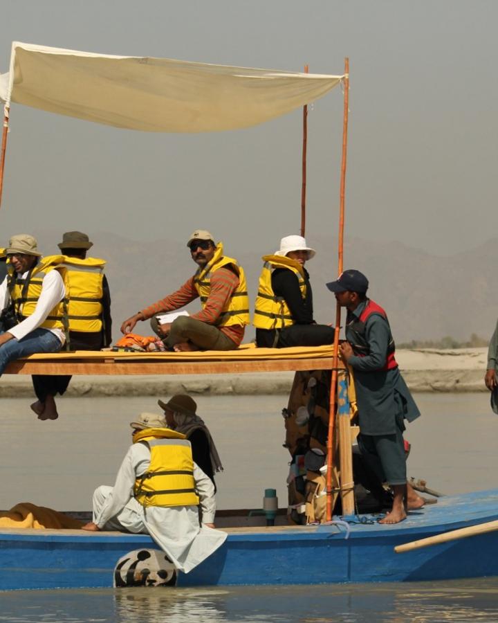 Une équipe du WWF sur un bateau dont l'objectif est le sauvetage des dauphins de l'Indus, Pakistan