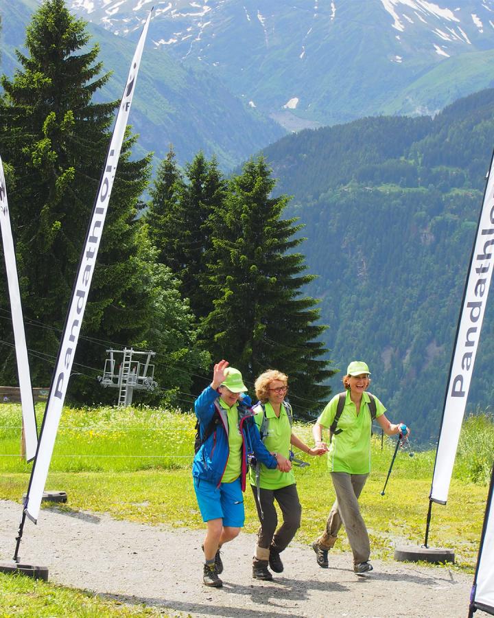 Arrivée d'une équipe de particuliers au Pandathlon 2016 de Saint Gervais