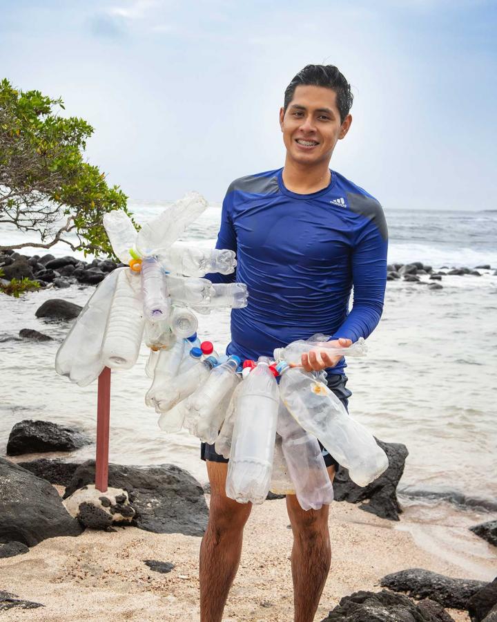 Guide des Galapagos qui récolte du plastique