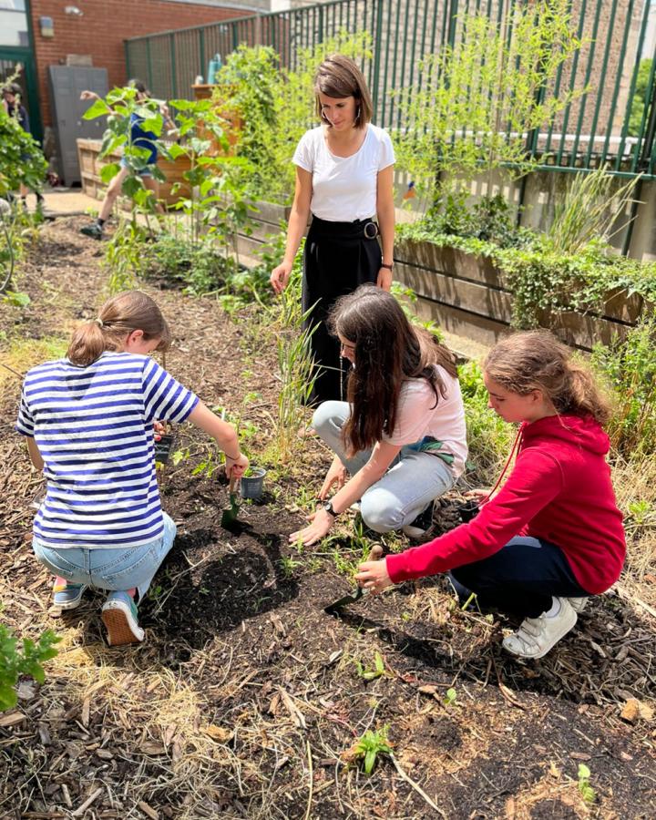 Ecole jardiniere - des enfants font un potager