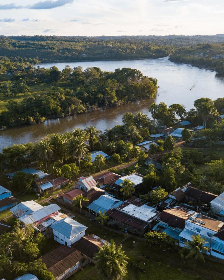Vue aérienne de la ville de La Chorrera et de la forêt amazonienne environnante