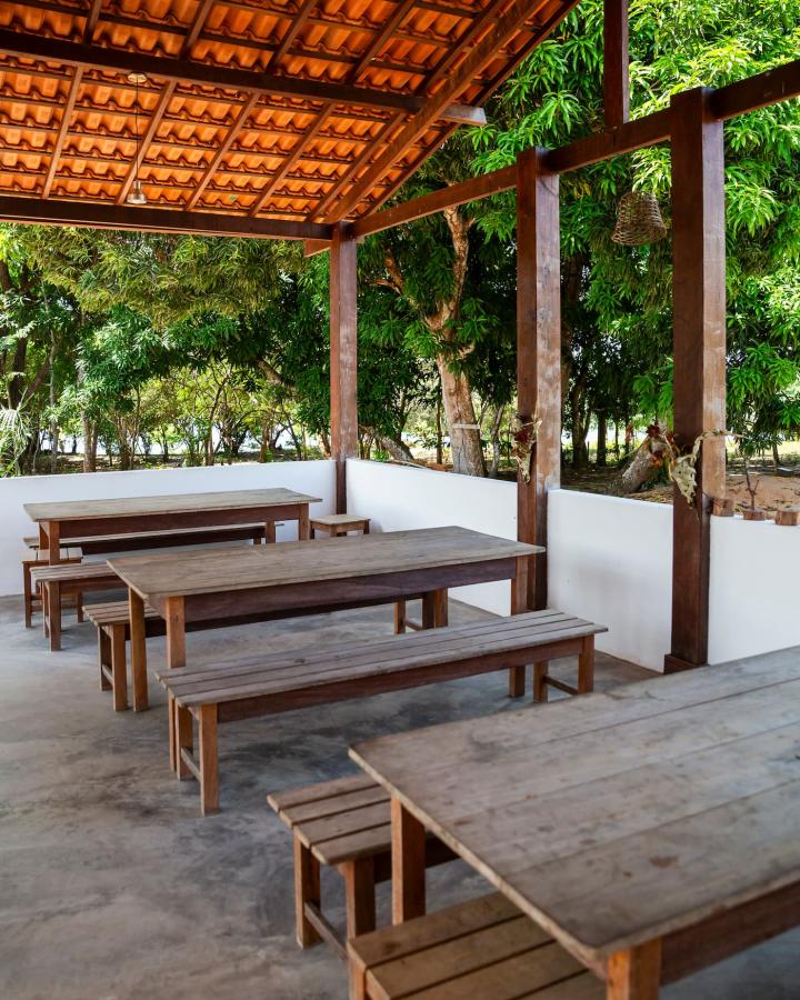 Salle à manger communautaire où les repas sont servis aux visiteurs à l’Aldeia Vista Alegre do Capixauã