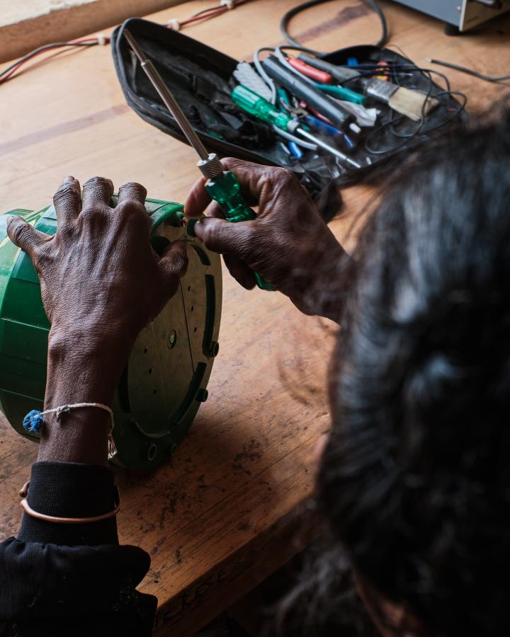 deux femmes grand-mère effectuent la réparation d'une lampe solaire à Ifanato, Madagascar