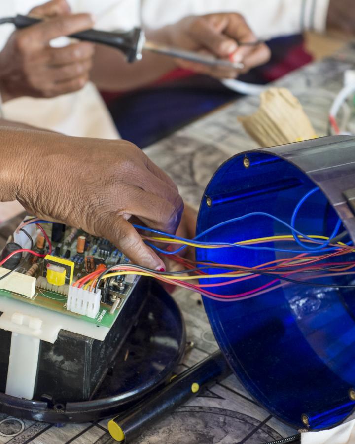 Grands-mères malgaches participant au projet d'électrification des zones rurales à Madagascar