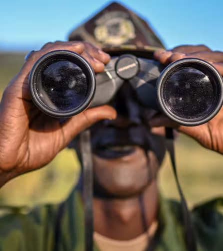 Peter Lokitela, du WWF-Kenya, forme les gardes forestiers lors d'exercices matinaux au poste d'Ololaimutia, à la frontière de la réserve de Mara Siana, au Kenya.