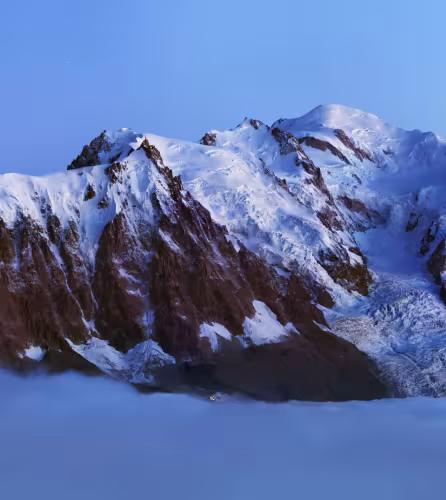 Aiguilles de Chamonix avec le Mont Blanc (4 810 m) au crépuscule, Haute‑Savoie, France