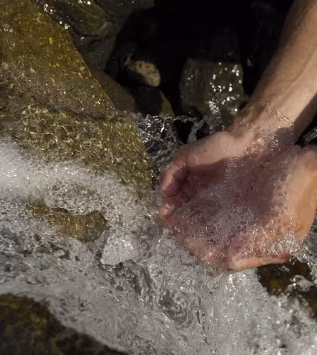 Eau pure d’un ruisseau de montagne à Kebnekaise, en Laponie suédoise