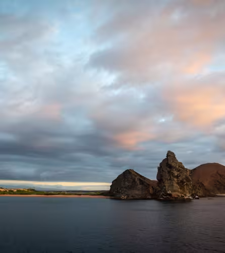 Côte de l’île Baltra et tour de cendres, îles Galápagos, Équateur.