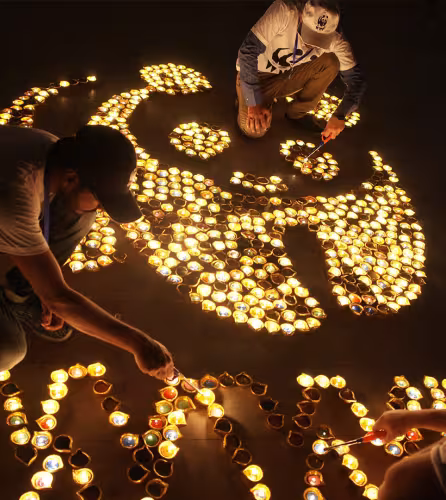 Des personnes allument des bougies à l'occasion d'Earth Hour 