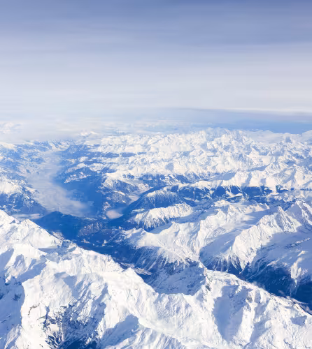 Vue aérienne de la chaîne des Alpes en Haute-Savoie (France)