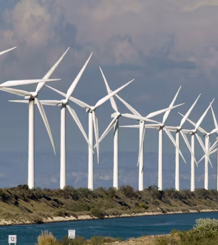 Eoliennes au bord du canal du Rhône Plaine de la Crau, France
