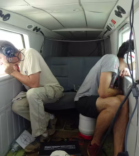 Equipe du WWF dans un hélicoptère lors d'un survol aérien pour la reconnaissance des dauphins de Guyane