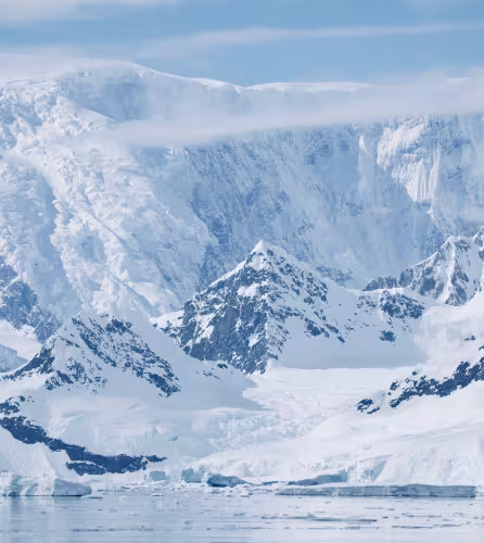 Le paysage froid et glacial de l'Antarctique