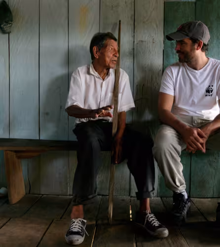 Salarié WWF avec un local d'une communauté de la rivière Tigre, affluent de l'Amazone, Loreto, Pérou