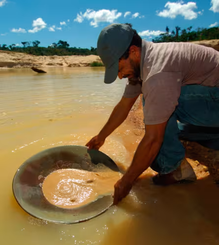 Chercheur d'or dans la forêt amazonienne