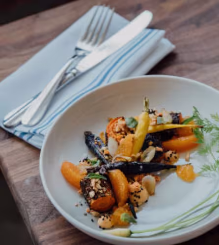 Plat cuisiné carottes dans une assiette blanche