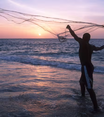 Pêcheur jetant son filet au Gabon