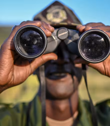 Peter Lokitela, du WWF-Kenya, forme les gardes forestiers lors d'exercices matinaux au poste d'Ololaimutia, à la frontière de la réserve de Mara Siana, au Kenya.