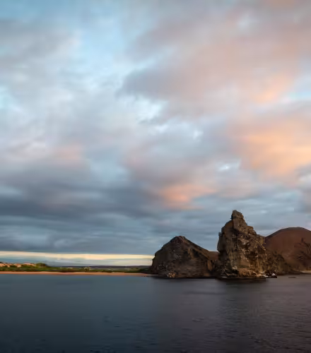 Côte de l’île Baltra et tour de cendres, îles Galápagos, Équateur.