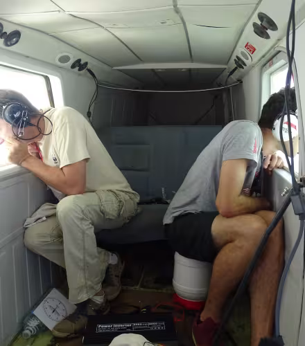 Equipe du WWF dans un hélicoptère lors d'un survol aérien pour la reconnaissance des dauphins de Guyane