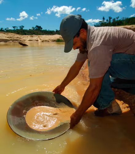 Chercheur d'or dans la forêt amazonienne