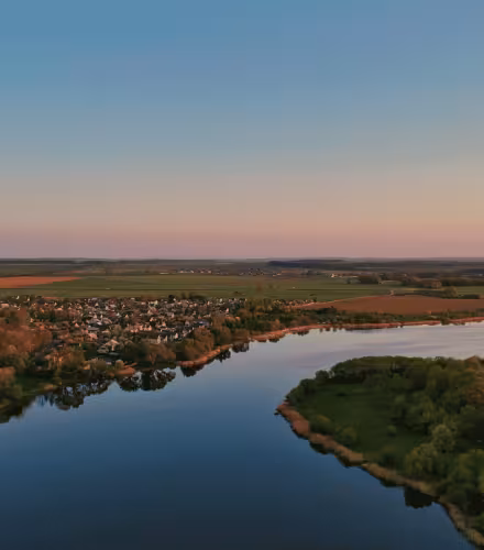 Rivière village champs
